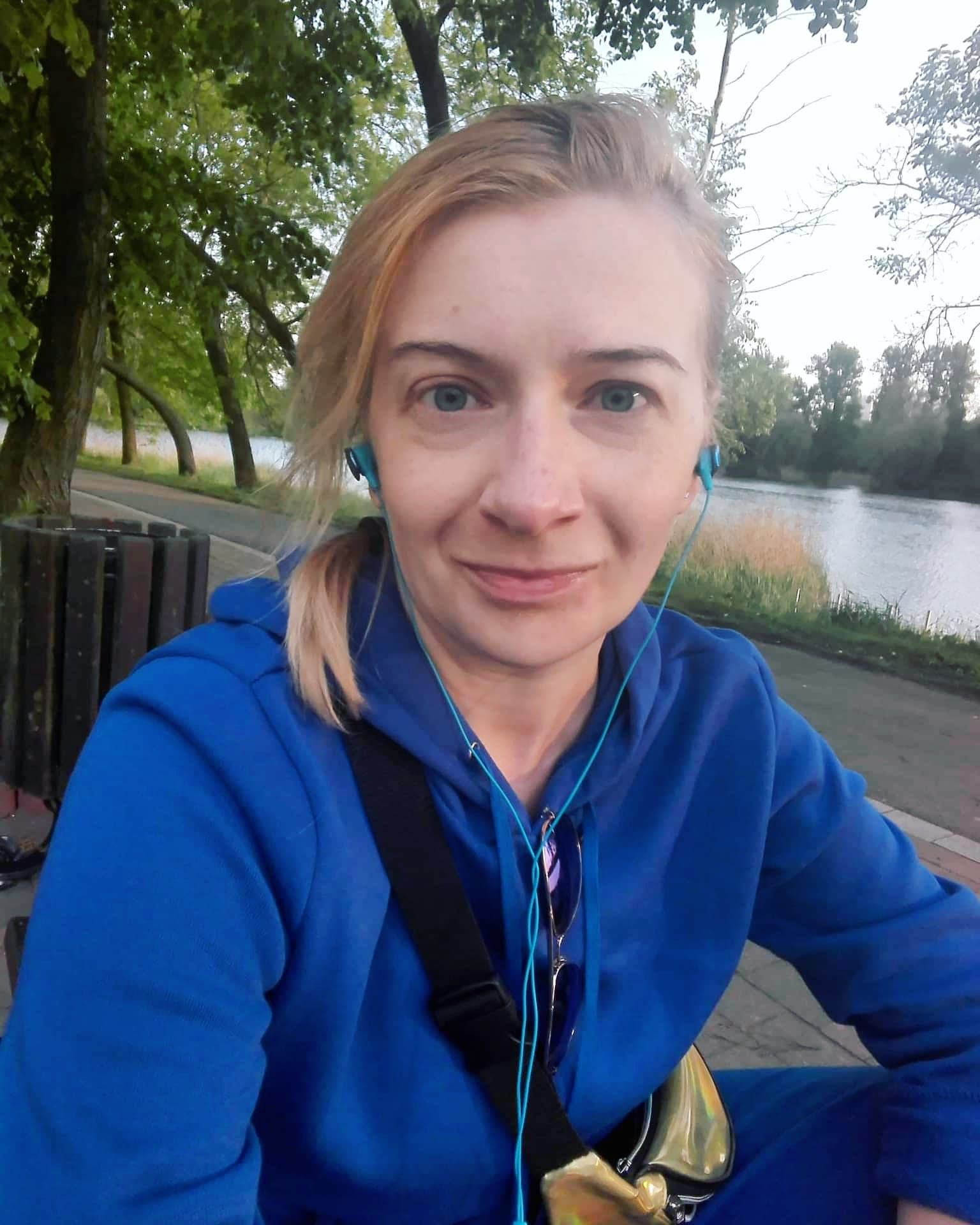 Ilona Lenik na spacerze nad wodą