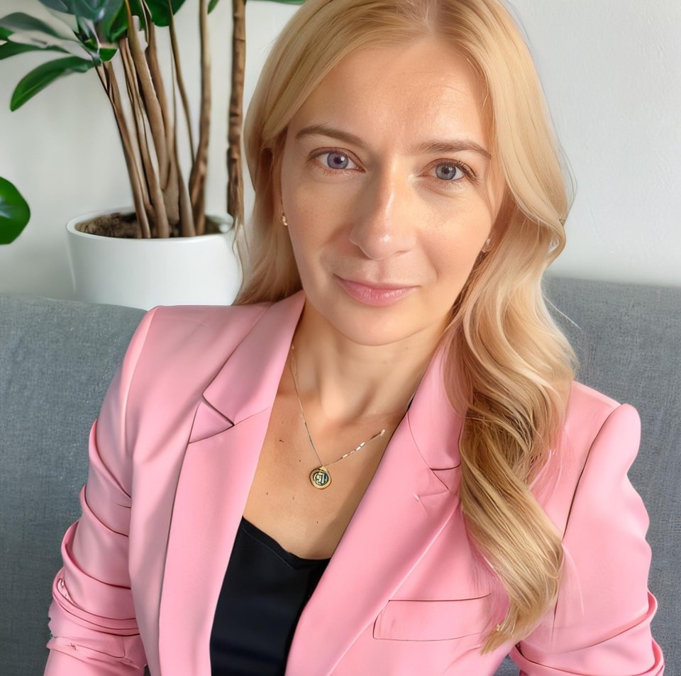 Ilona Lenik w różowej marynarce
